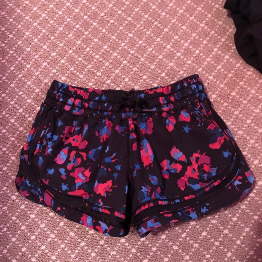 Lululemon lulu shorts 4 2.5 inch inseam perfect!!